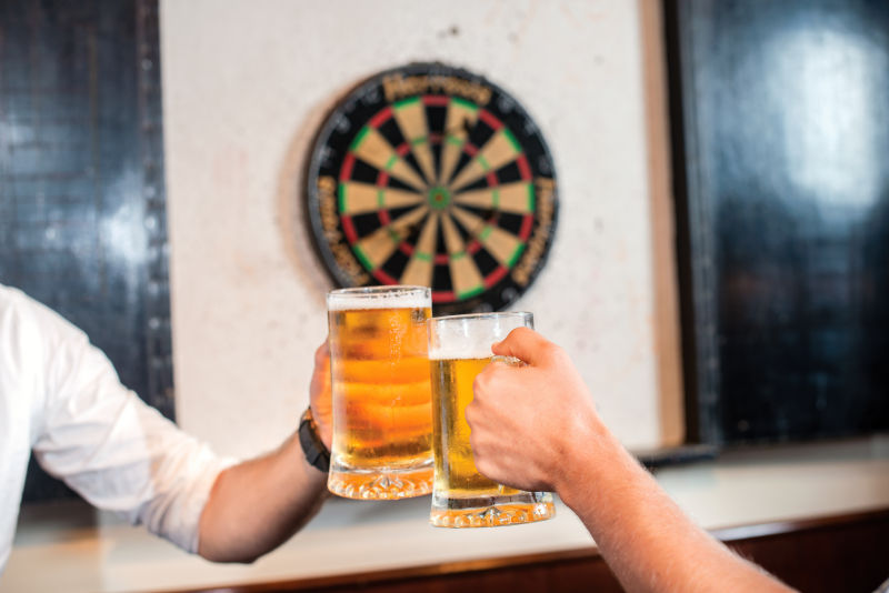 两个人碰啤酒杯