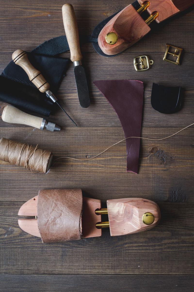 桌子上的制鞋工具和模型