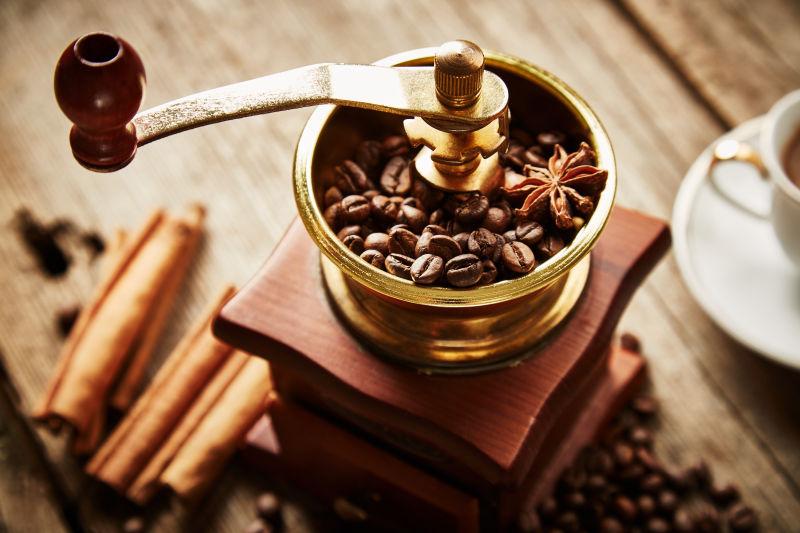 木质背景的复古咖啡磨床