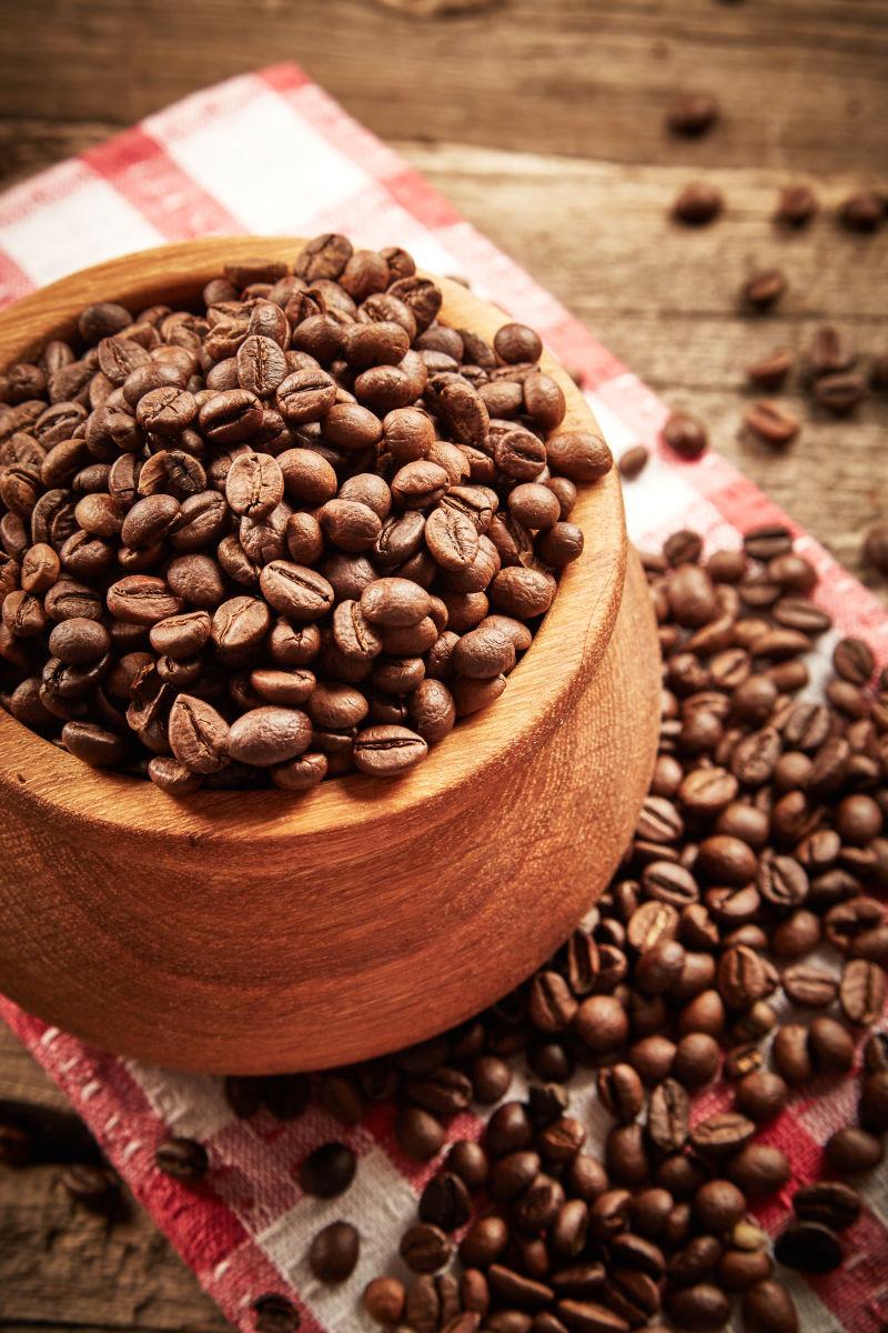 木制背景上的咖啡豆