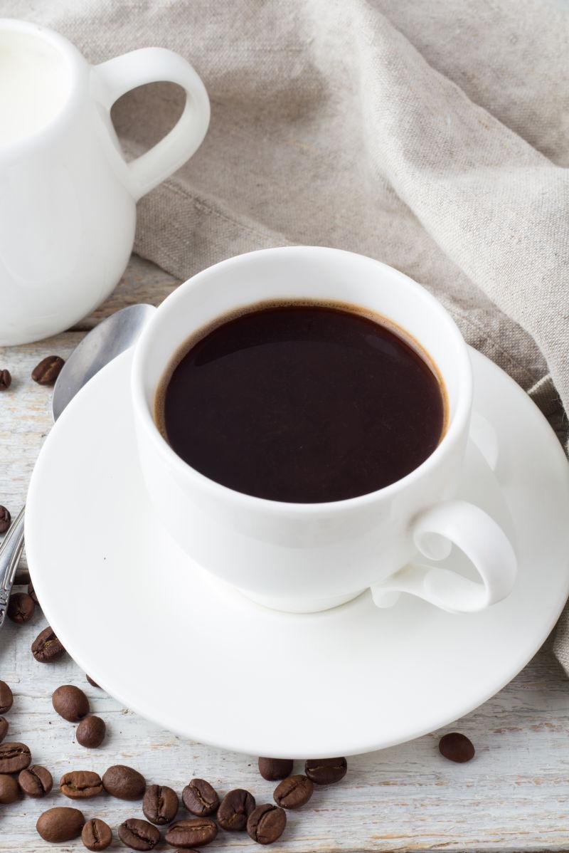 木制背景下的咖啡