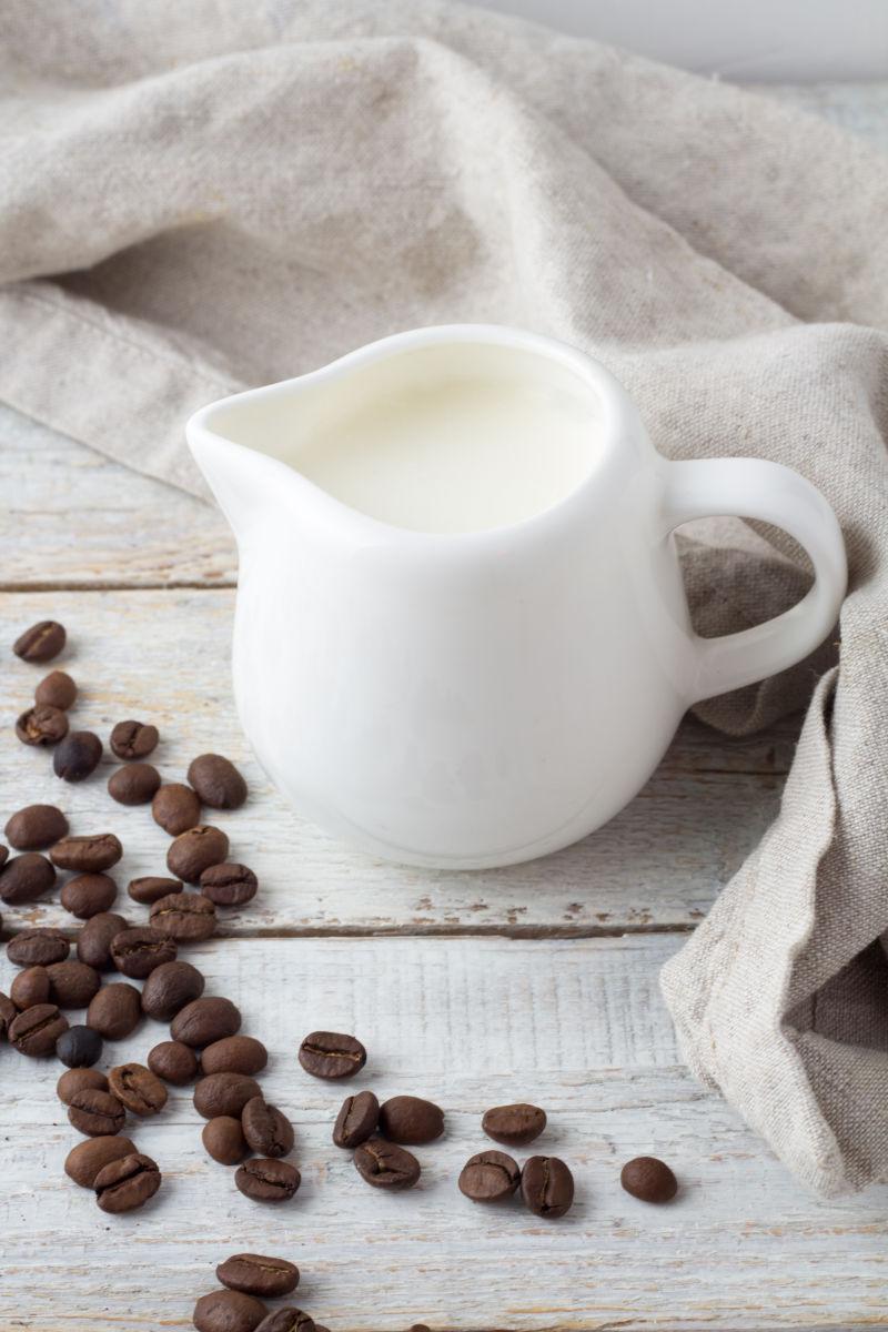 咖啡豆和牛奶壶