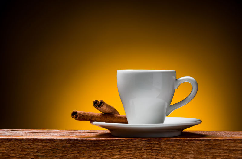 咖啡杯与肉桂棒