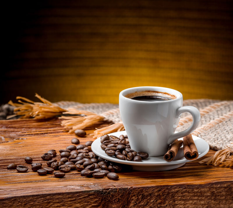 木桌上的咖啡与肉桂棒