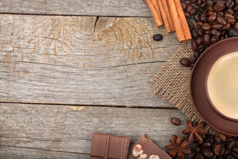 旧木桌上的咖啡豆和咖啡杯