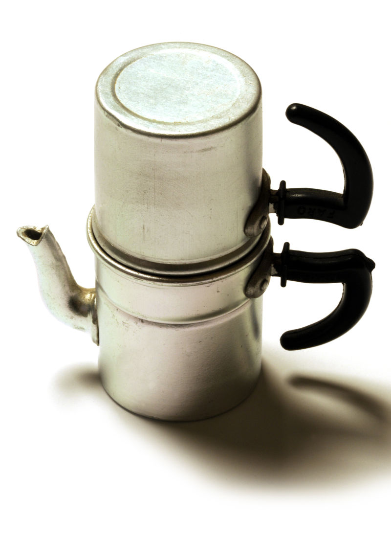 白色背景前的铝制咖啡壶