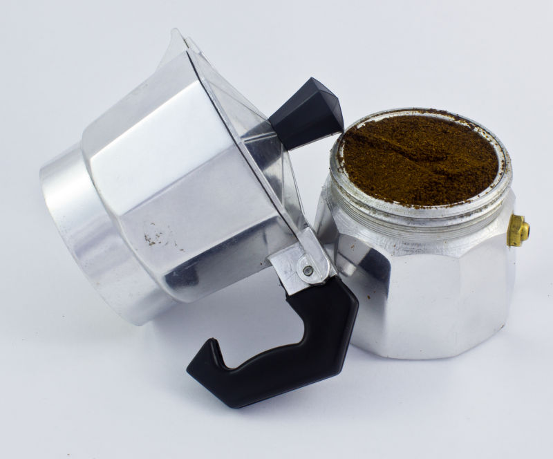 白色背景前的咖啡粉和咖啡杯