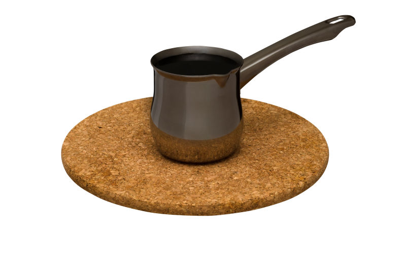 白色背景前木质板上的壶