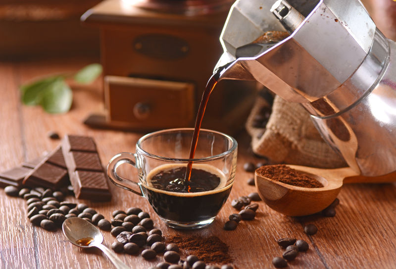 木质板上冲泡的咖啡