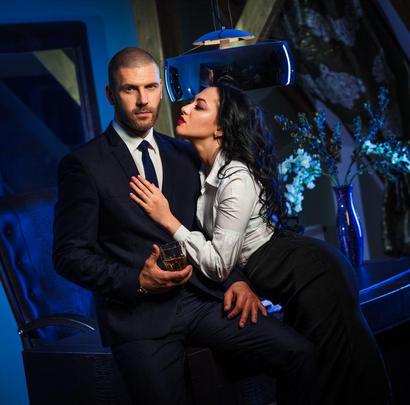 性感的黑发女人在办公室勾引英俊的商人