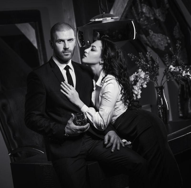 性感的黑发女人勾引英俊的商人