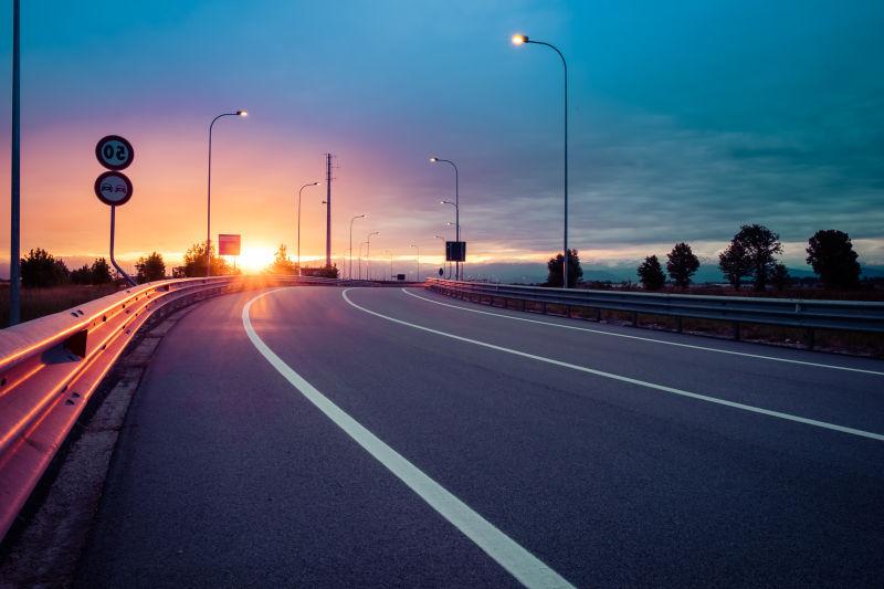 道路护栏和日落