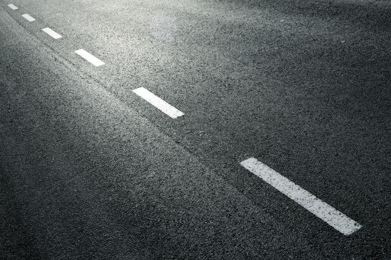 城市道路沥青路面上的白色虚线