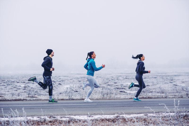 朋友在冬天跑步