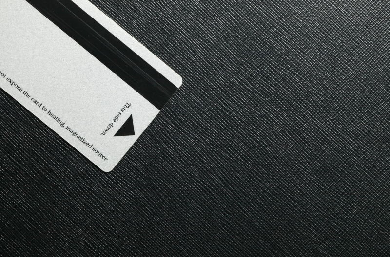 黑色木桌上的信用卡