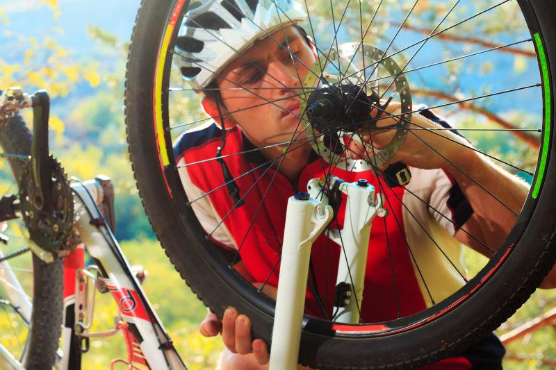 骑自行车的人修理自行车