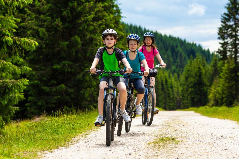 户外积极的家庭骑自行车