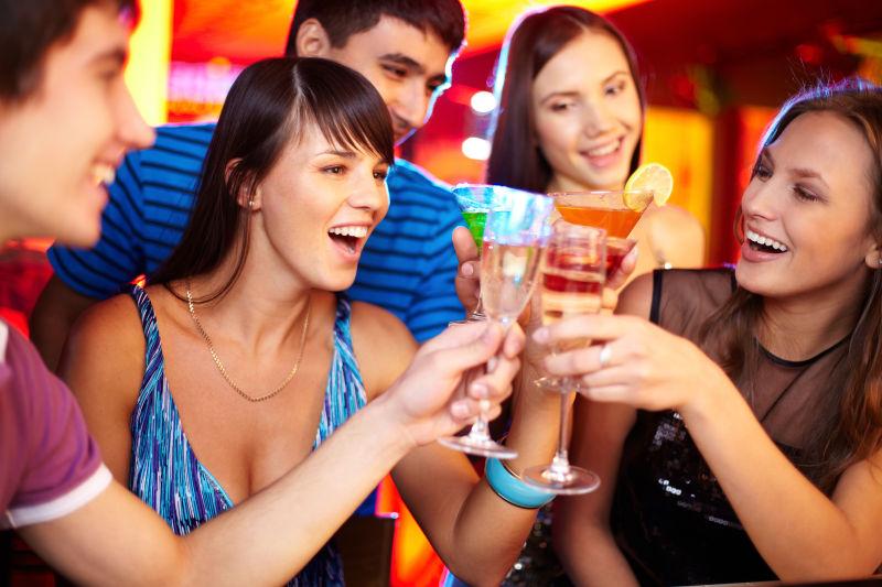 聚会喝酒的朋友