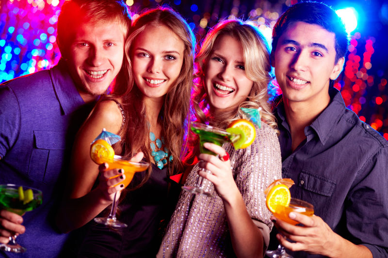 四个年轻人聚会喝酒