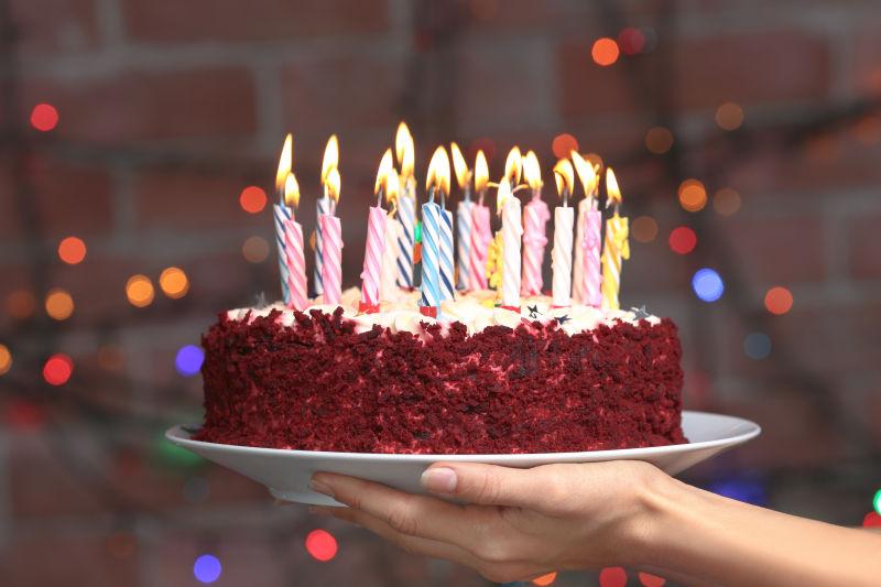 女孩手上拿着生日蛋糕