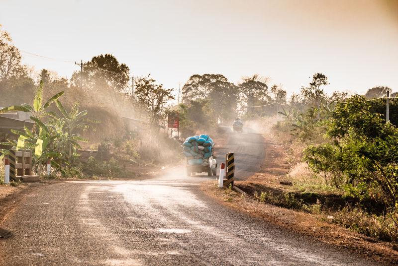 在公路上行驶过车以后尘土飞扬的景观