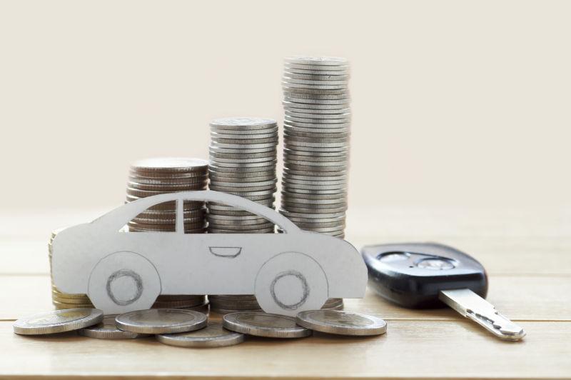 剪纸汽车硬币和钥匙