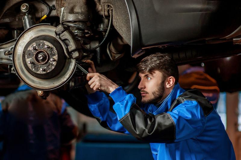 汽车修理工修理汽车轮毂