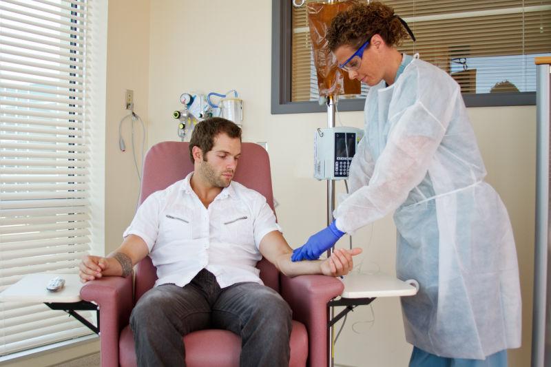 接收医务人员护理的男患者