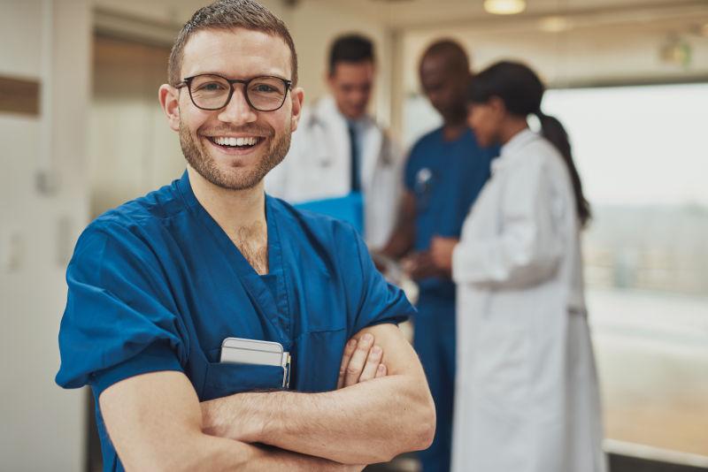 医务小组背景前微笑的男医生