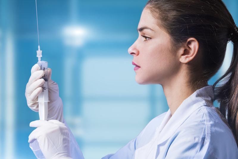 使用注射器的女医生