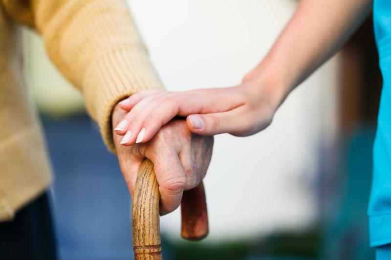 医务人员帮助老年患者