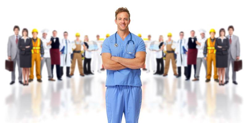 白色背景中人群前微笑的年轻男护士