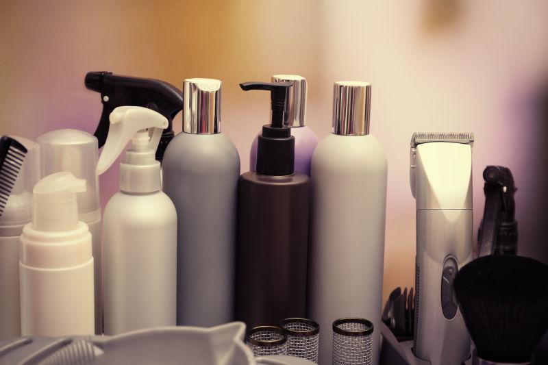 摆放在桌面上的各种护发工具