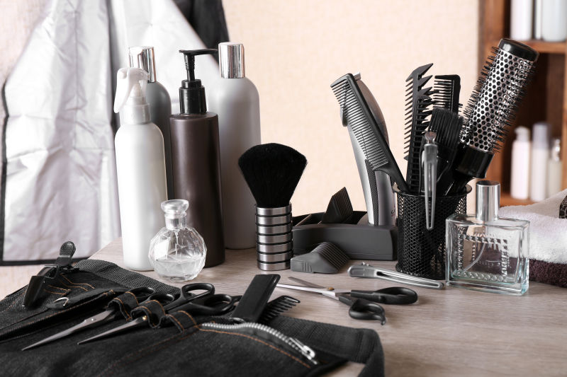 桌子上的化妆品和护肤品