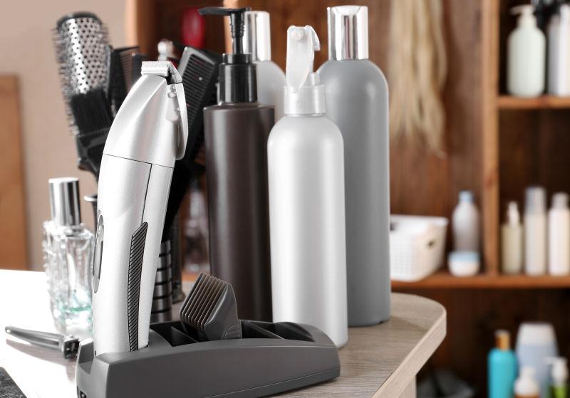 桌子上的各种美容美发工具