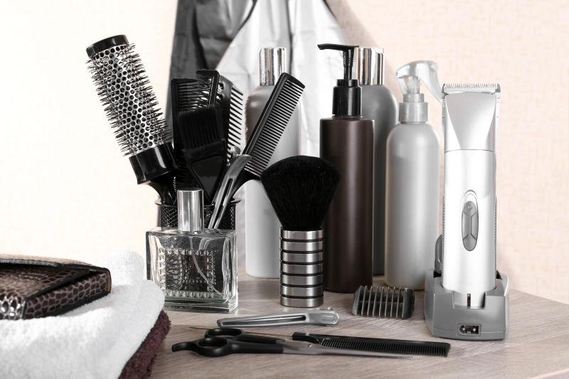 桌子上的护发工具