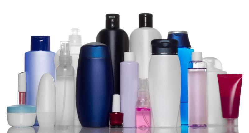 白色背景上的各种女性护发工具