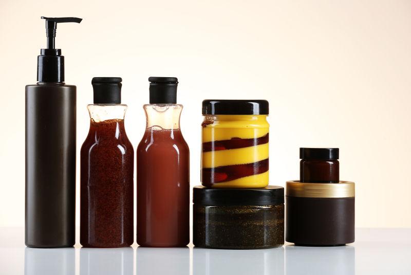 白色桌面上的各种美容护发工具