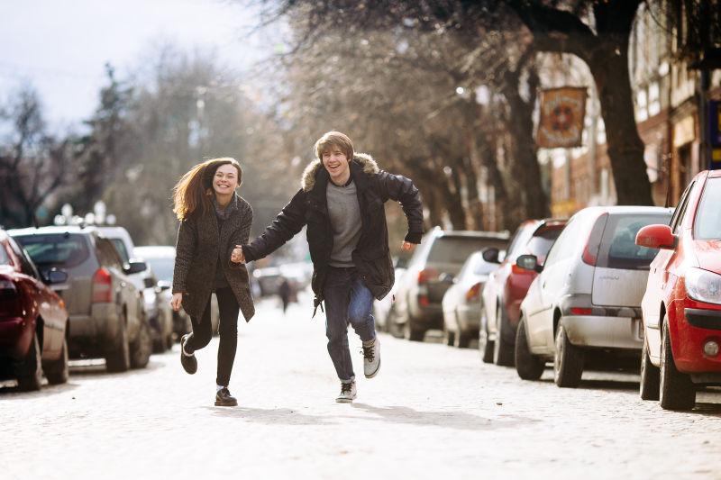 在城市街道上玩得开心的情侣夫妇