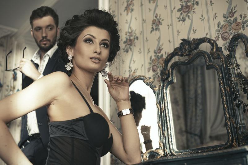 卧室里的性感优雅的情侣