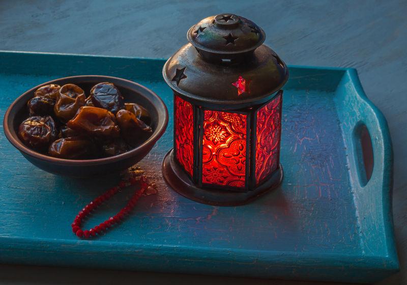 斋月灯和木托盘