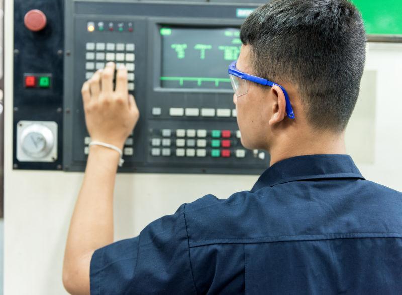 数控机床操作员用键盘佩戴数据