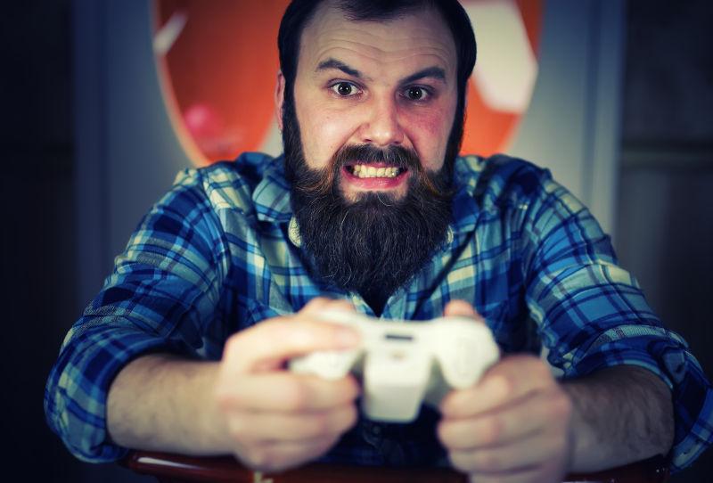 拿着游戏手柄玩游戏的男人