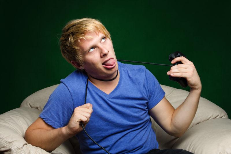 在暗绿色背景下用绳索勒死自己的玩家