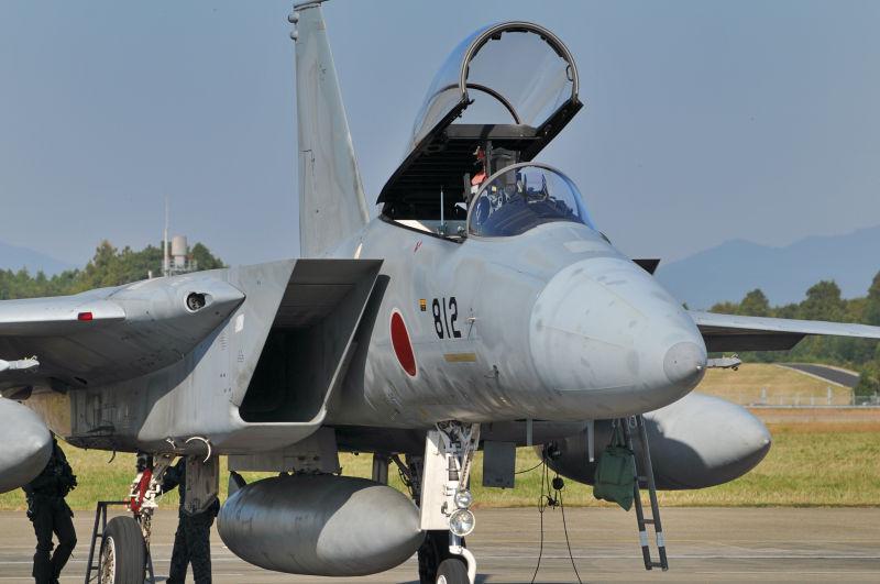 停放在机场的战斗机