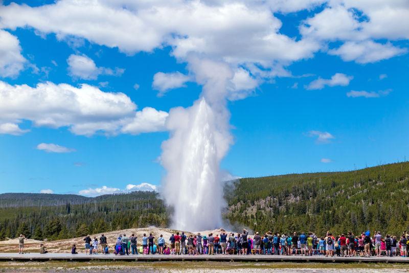 美国黄石公园的间歇泉
