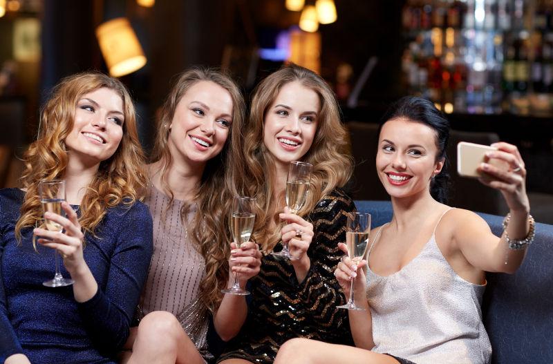 沙发上四个美女在自拍