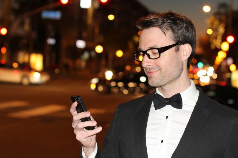 穿着西服的男人在玩手机