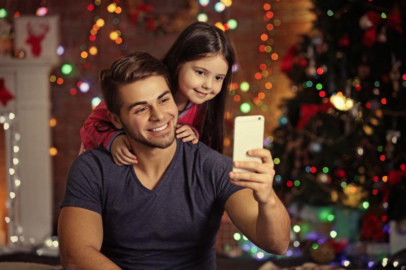 圣诞节自拍的哥哥和妹妹