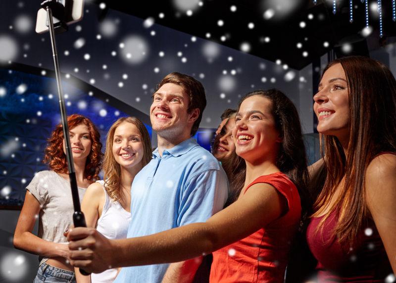 派对上自拍合影的年轻人